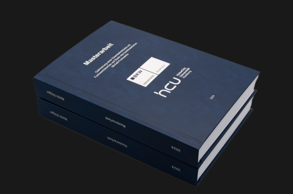 Dunkelblaue Hardcoverbindung einer Abschlussarbeit mit edler Silberprägung